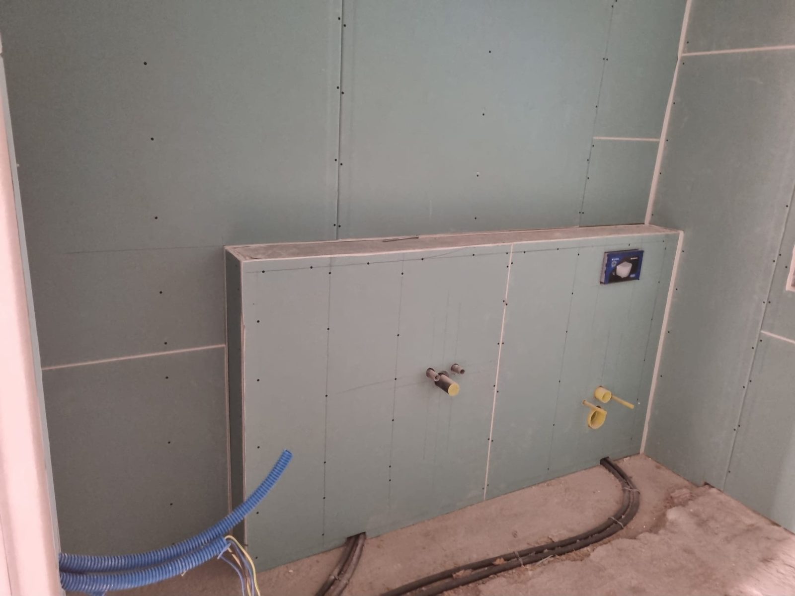 Vorwand: Gipsplatten verschraubt, Vorwand für die Sanitärinstallation.